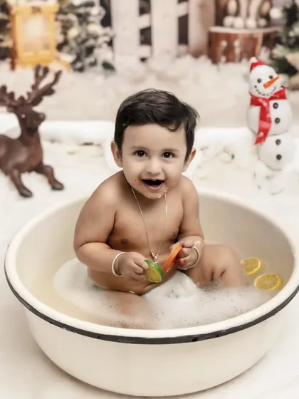 A warm and bubbly bath in a winter wonderland. This unique combination of a splash session in our festive Christmas set makes for truly one-of-a-kind holiday photos.