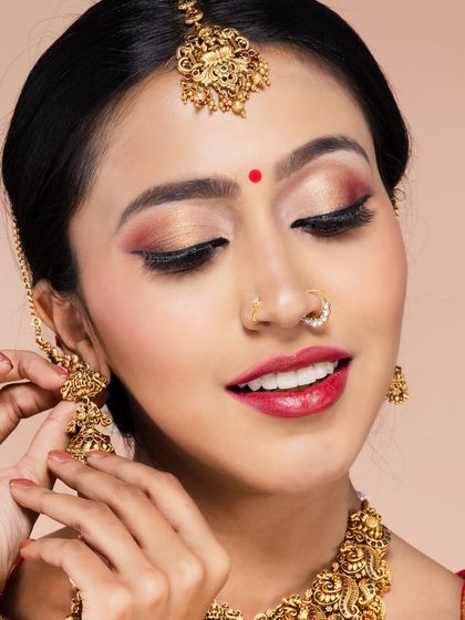 A slightly wider shot of the South Indian bridal makeup, showing how the jewellery and makeup work together.