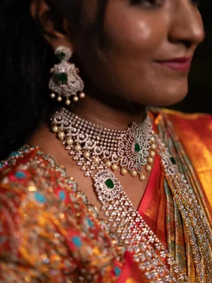 A close-up of Sushma's reception jewellery. The intricate design of the CZ choker and haram with emerald accents is truly breathtaking.