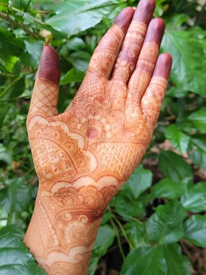 The stain of this bridal design is just starting to mature. You can see the intricate details of the swirls and grids clearly against the skin, promising a beautiful dark color.