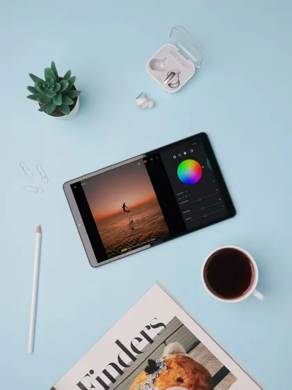 Another creative flatlay, this time for the Realme Pad Mini. The composition places the device at the center of a creative workspace, highlighting its function as a tool for artists and editors.