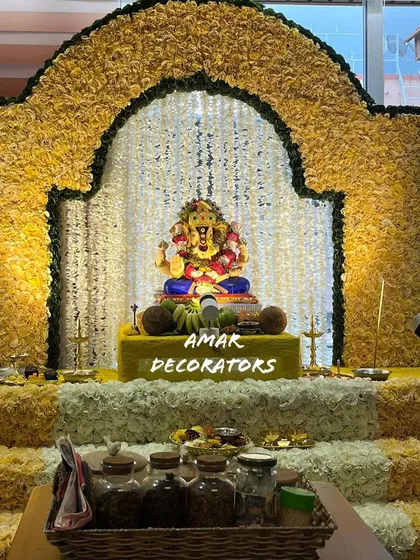 Introducing a new design for the lovers of yellow. This Ganpati mandap uses a grand arch of yellow and white flowers, creating a bright, sunny, and welcoming space for Bappa.