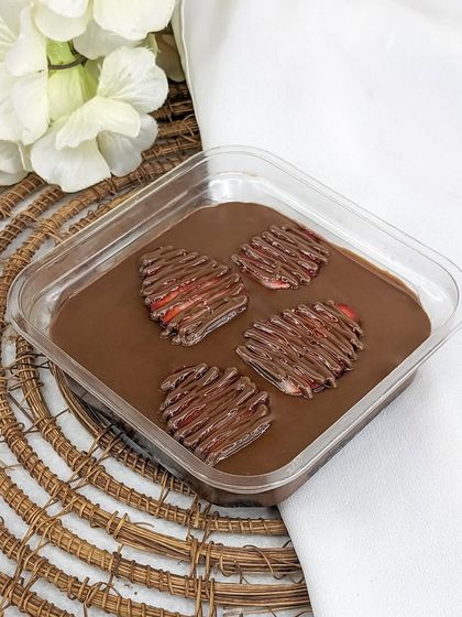The beautifully finished top of our 200g Nutella Strawberry cake tub. Sliced strawberries are artfully placed and drizzled with Nutella, making it a treat for the eyes before it becomes a treat for your taste buds.