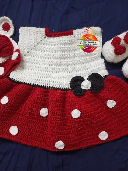 This complete Minnie Mouse themed set is perfect for your baby's first birthday or a special photoshoot. It includes a handmade crochet dress with polka dots, a matching hat with ears and a bow, and adorable little shoes. I make these with soft, baby-safe yarn.