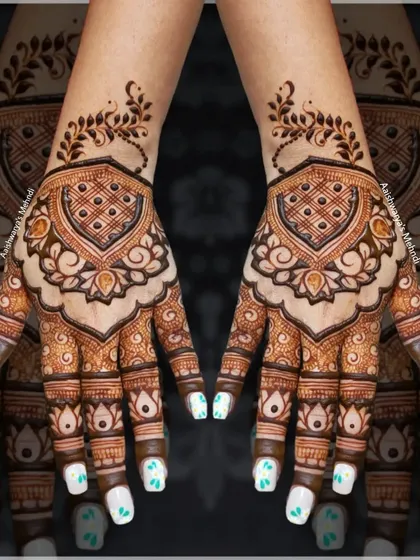 A beautiful design for a bridesmaid or wedding guest, featuring an intricate heart-shaped pattern on the back of the hands.