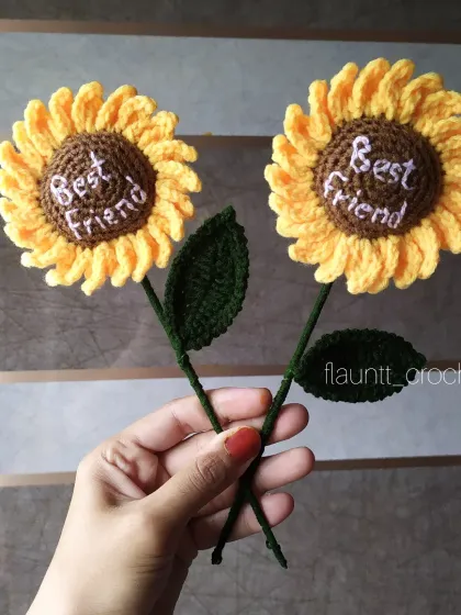 Another shot of the custom "Best Friend" sunflowers. Handmade gifts are always so thoughtful, and these forever flowers are a beautiful way to celebrate a special person.