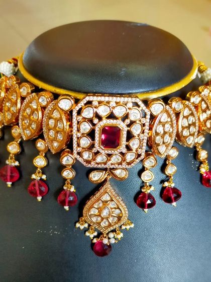 The stunning red stone and Polki choker worn by the client. This piece is a work of art, perfect for making a statement.