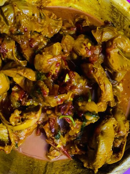 A bowl of spicy and delicious chicken gizzard. This is a popular side dish, perfect for those who love a bit of heat.