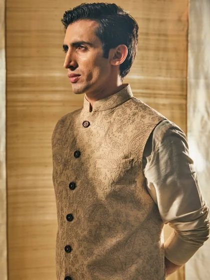 This ensemble is a perfect example of understated elegance, ideal for the gentleman who appreciates fine fabrics and classic design.