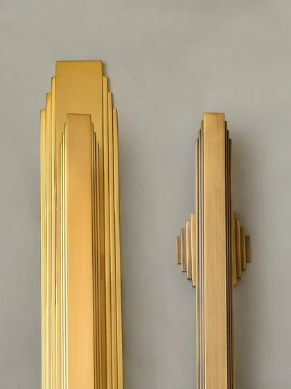 A comparison of the Natali door pull with both long and short backplates, illustrating the versatility of the collection.