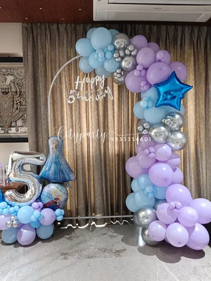 A simple yet elegant Frozen-themed balloon arch on a ring stand, suitable for smaller spaces.