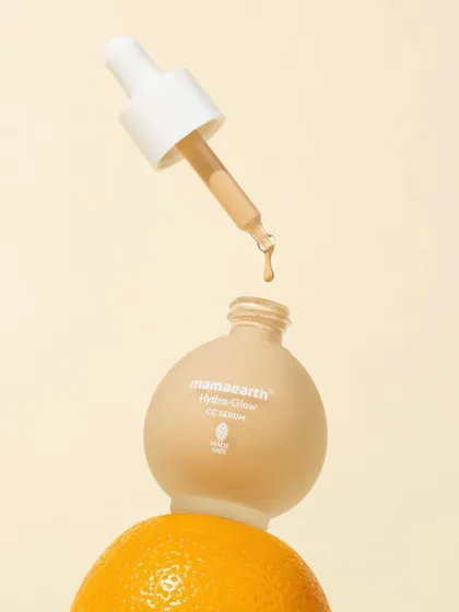 A playful take on a serum shot. We balanced the bottle on a fresh orange with the dropper perfectly positioned above, capturing a single drop in mid-air. It’s a dynamic composition that feels both fresh and expertly executed.