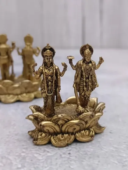 Yahan aap Lakshmi Vishnu ki kai murtis ek saath dekh sakte hain, jo return gifts ke liye taiyar hain.