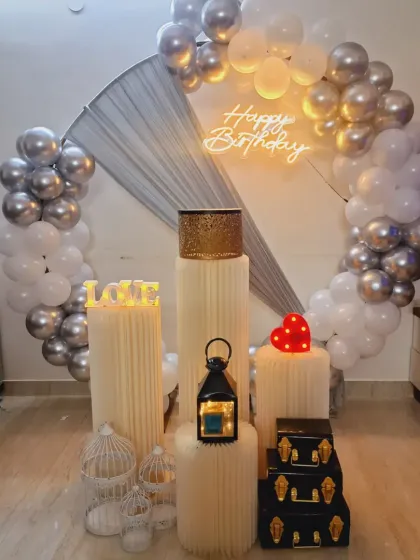 This elegant silver and white balloon ring setup is perfect for an apartment living room. It creates a stunning focal point for a birthday or anniversary without taking up too much space.