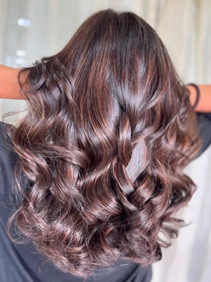 The magic of a rich, chocolate brown. This colour is deep, glossy, and full of life, with subtle lighter pieces woven through for dimension.