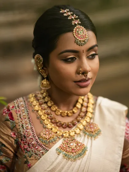 I absolutely love creating timeless looks for my dusky skin brides. For this traditional South Indian bridal look, I focused on creating a flawless base that matches her skin tone perfectly, paired with classic gold jewelry and a soft, elegant eye makeup that lets her natural beauty shine.
