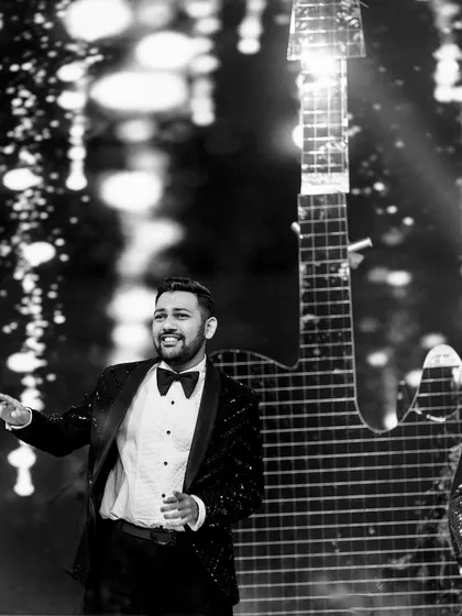 A groom's solo with rockstar energy. Using a giant guitar prop and dramatic lighting, this performance was designed to be a complete showstopper, full of confidence and style.