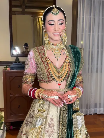 The majestic JW bride Harshita, looking like a dream. We went for a clean glam look with a beautiful winged liner and sparkling eyes to complement her royal bridal attire.