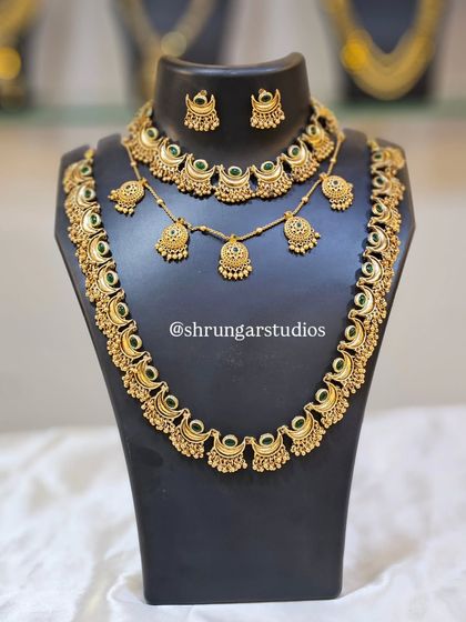 This bridal set features multiple layers of crescent 'chandra' necklaces in a beautiful green color.