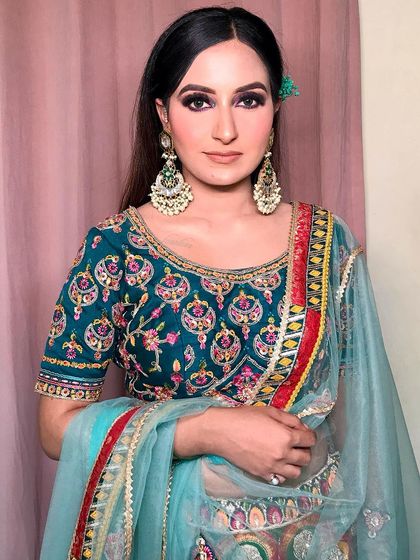 Here you can see the full look. The small floral hairpiece adds that perfect finishing touch without overwhelming the style.