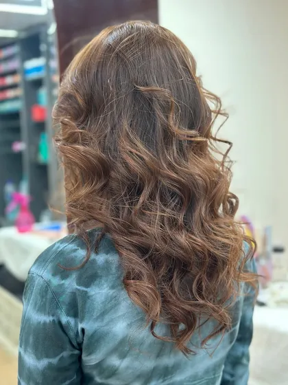 A side view of the curly global color, showing the volume and texture.