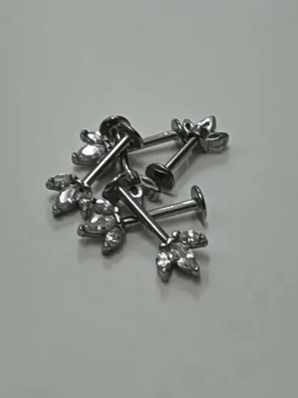 Simple yet elegant leaf-motif studs. These are perfect for a flat helix or conch piercing and are made from high-quality surgical steel.