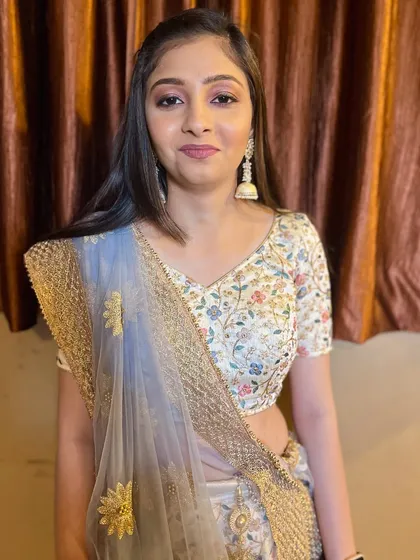 The final look is fresh, youthful, and perfect for a day wedding or sangeet.
