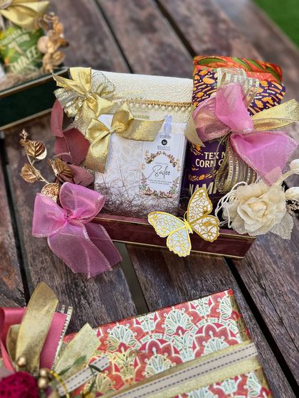 This wedding hamper combines a rich burgundy tray with pink and gold accents. The butterfly motif adds a delicate touch, creating a look that is both regal and charming.