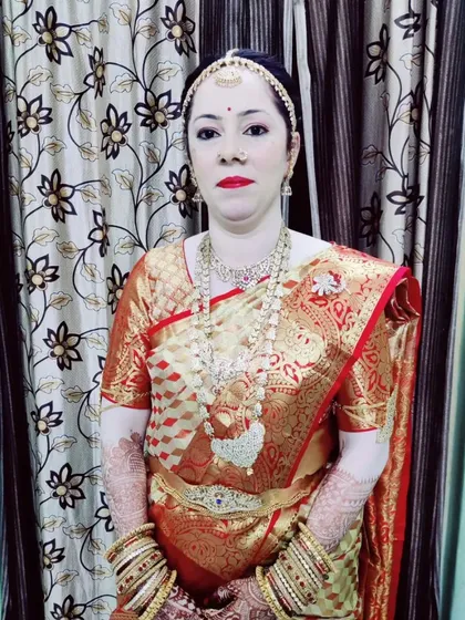 A portrait of bride Jaylakshmi for her Varapooja, looking elegant and timeless in her traditional attire.