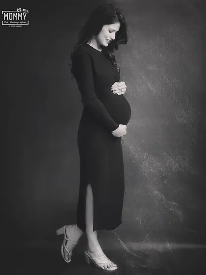 Sometimes, a simple, classic portrait says it all. This black and white maternity photo focuses on the beautiful silhouette of the baby bump, creating a timeless and elegant memory.