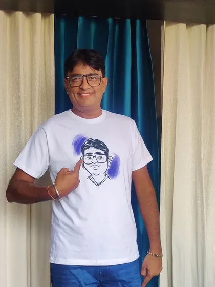 A client proudly pointing to his own face on his t-shirt. It's always fun to see people's reactions to their wearable portraits.