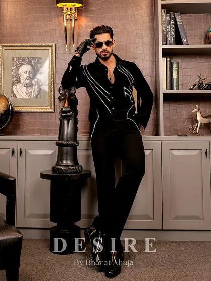 A full-length pose that exudes panache. The zipper-detailed shirt is for the man who commands the room effortlessly.