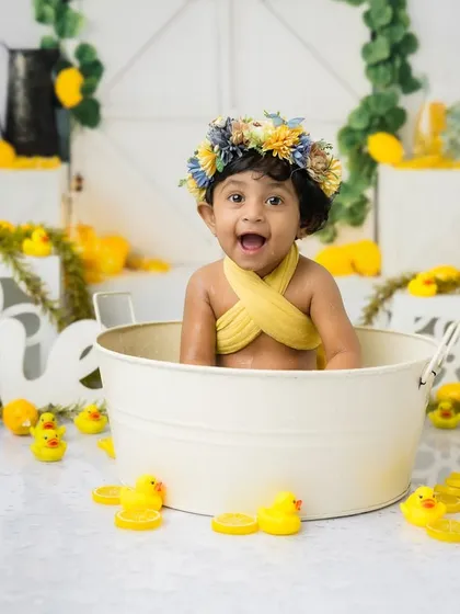 Such a happy expression! This little girl is having the best time in her lemon-themed first birthday splash bath.