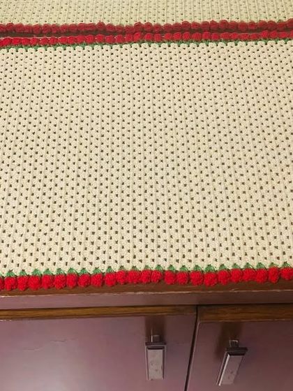 A close-up of the red tulip border on the custom cream-colored runner.