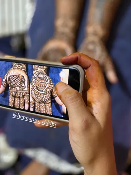 This is what I call a semi-bridal design. It’s perfect for the sister of the bride or groom who wants something more detailed than a guest design but not as extensive as full bridal henna.