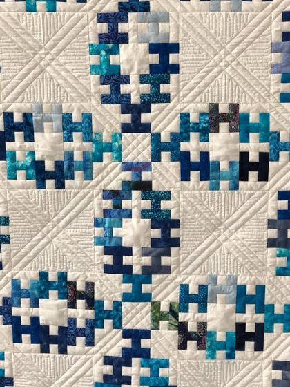 A full block detail of the Summer Wedding Ring quilt.