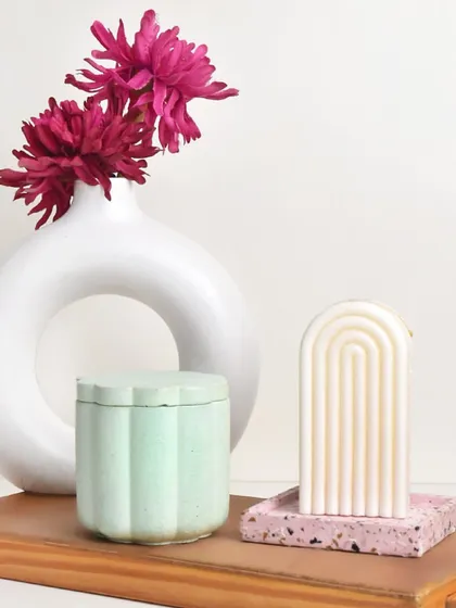 What do you prefer, structural candles or jar candles? We love how this arch candle and daisy jar look together.