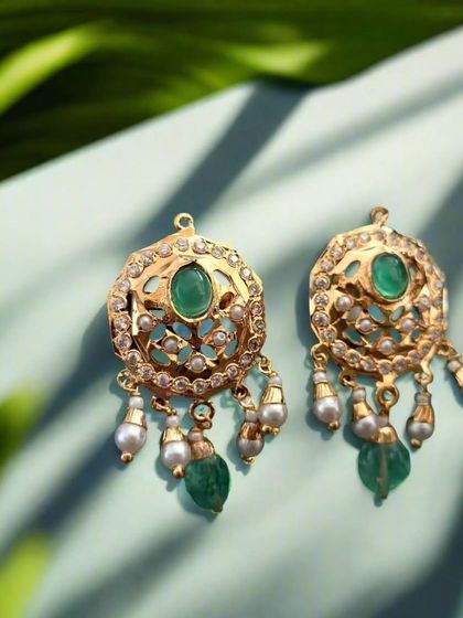 The matching earrings for the 'अमलतास' (Amaltas) set. These studs are designed to complement the grandeur of the necklace without overpowering it.
