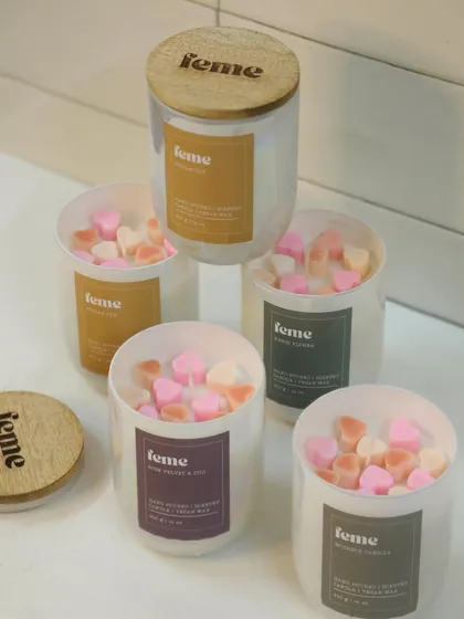 Our Holographic Jars are topped with cute heart-shaped wax melts, adding a special touch of love to every candle. They have a burn time of over 50 hours.