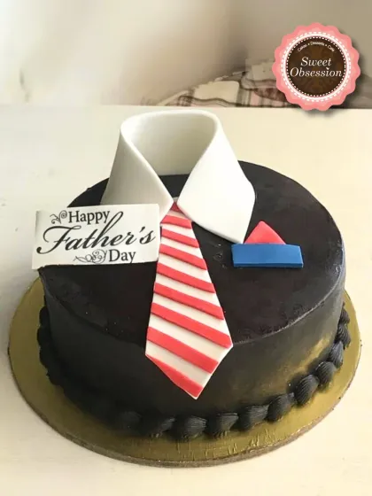 A classic and stylish cake for Father's Day, designed to look like a shirt and tie. This chocolate cake is a sophisticated and fun way to celebrate Dad.