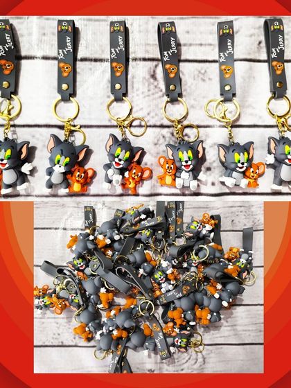 A closer look at the detailed Tom and Jerry silicone keychains, which are durable and perfect for decorating backpacks.