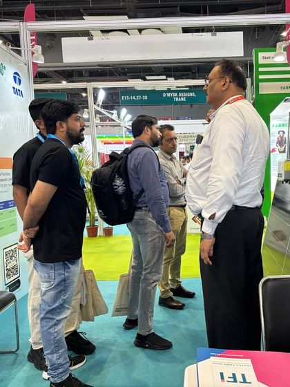 Explaining the benefits of an On-Grid solar system to a group of attendees. Our goal is to make the technology and its advantages clear to everyone.