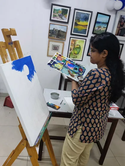 This extensive series follows a student's journey in creating a complex night-time city scene using a knife painting technique, from a blank canvas to a finished masterpiece.