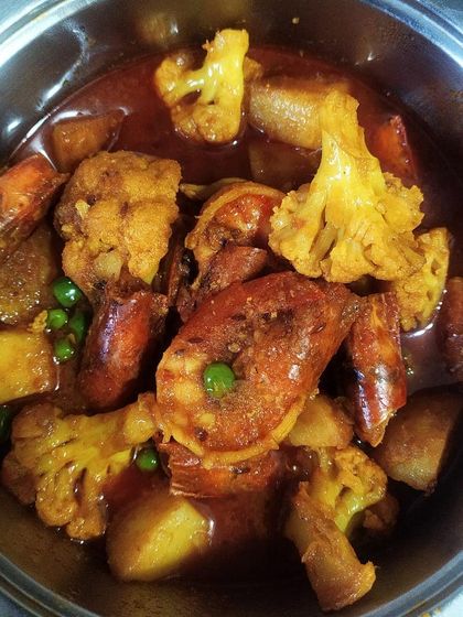 A closer view of the winter special, Chingri Aloo Phulkopi. The combination of prawns with seasonal cauliflower is a classic that never fails to impress at a Bengali feast.