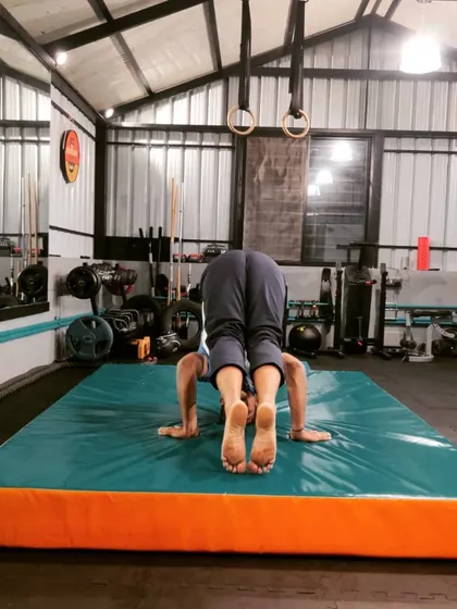 A sequence showing various headstand poses I practice to build balance and core control. We start with the basics and progress to complex variations like straddles and tucks.