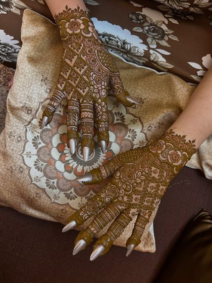 This design features a beautiful net pattern on the back of the hand, a classic element in Indian mehendi.