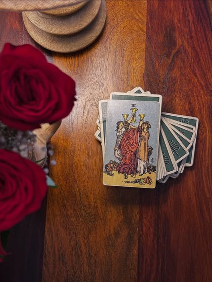 Daily inspiration from the Three of Cups. This card, surrounded by roses, perfectly captures the spirit of friendship and celebration. As the proverb says, some problems are best solved with good friends.