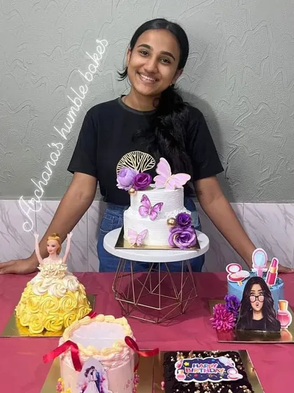 Look at the proud smile on my student's face. This is the best part of my job, seeing you succeed and take home beautiful cakes that you made yourself.