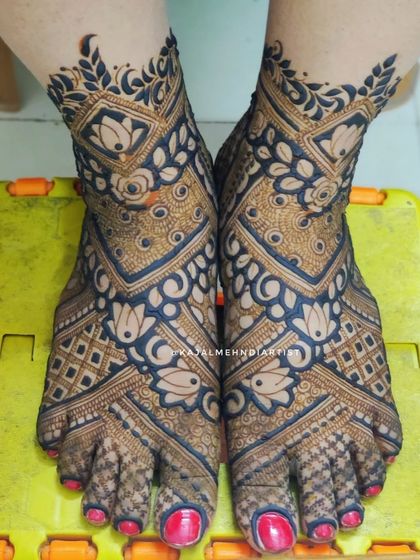 Intricate Bridal Feet photo 8