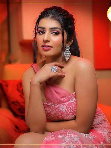 Getting actress Sharanya Shetty ready for the SIIMA awards was a dream. I created this glamorous pink-toned look with a sharp, defined eye and glowing skin to make sure she stood out on the red carpet. This is perfect for any high-profile evening event.